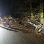 de-auto-belandde-op-de-kop-langs-de-weg.webp