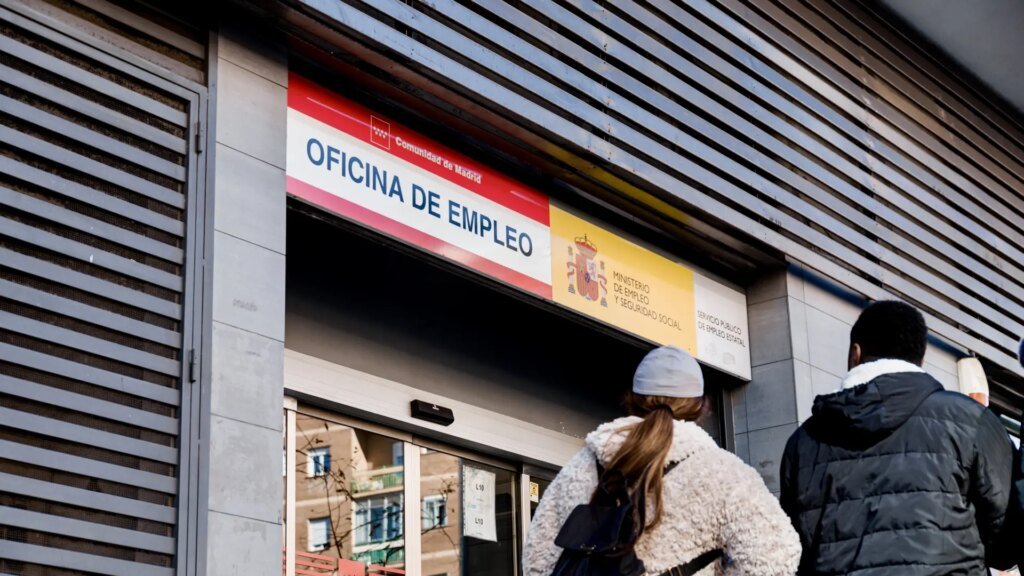 dos-personas-pasan-por-una-oficina-del-sepe.jpeg