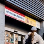 dos-personas-pasan-por-una-oficina-del-sepe.jpeg