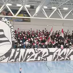 fanatieke-fans-oostenrijkse-club-lask-houden-sfeeractie-bij-jeugdduel.jpg