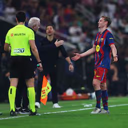 frenkie-de-jong-mist-een-duel-barcelona-na-rode-kaart-in-spaanse-supercupfinale.jpg