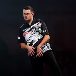 gian-van-veen-grijpt-naast-wereldtitel-darts-na-kansloze-nederlaag-tegen-littler.jpg