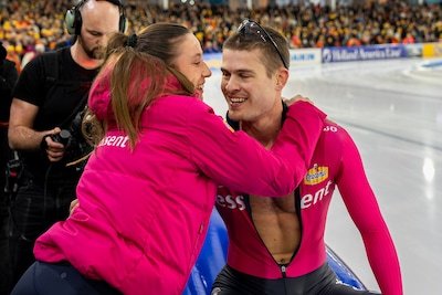 joep-wennemars-wint-de-1500-meter-op-het-okt-in-heerenveen-en-wordt-na-de-finish-omhelsd-door-zijn-v.jpeg