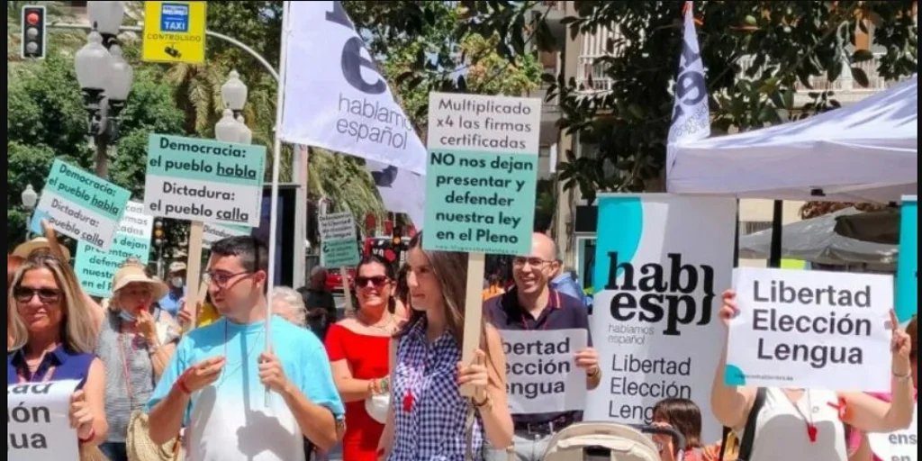 manifestacion-hablamos-espanol-U76288010505BFI-1024x512@diario_abc.jpg