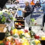 oosterhout-winkelend-publiek-in-supermarkt-lidl-voor-pasen-supermarkten-halen-hoge-omzetten-door-de.webp
