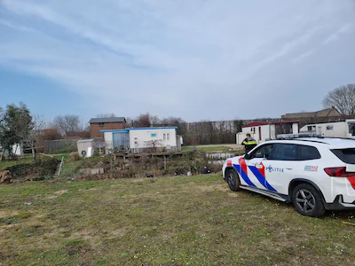 op-zondagochtend-werd-op-camping-moeke-mooren-een-dode-man-gevonden-in-een-ondiepe-sloot-tussen-de-c.webp