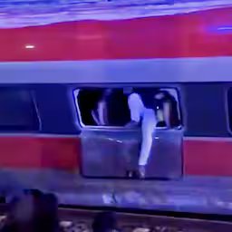 passagiers-klimmen-uit-ontspoorde-trein-in-spanje.jpg