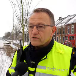politie-na-vondst-vermiste-jongen-8-hij-lag-voor-zijn-huis-in-het-water.jpg