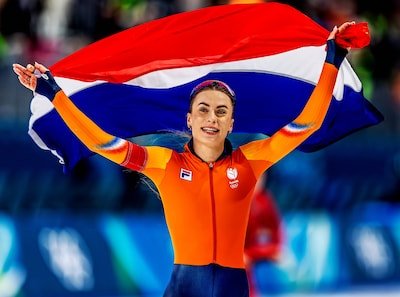 1771223347_olympische-winterspelen-2026-milaan-cortina-femke-kok-als-olympisch-kampioene-rijdt-een-ereronde-met.jpeg