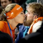 2026-02-09-20-18-02-milaan-jutta-leerdam-kust-haar-vriend-jake-paul-na-afloop-van-de-medaille-ceremo.webp