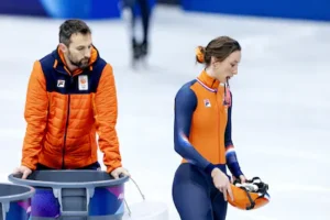 2026-02-11-11-44-01-milaan-coach-niels-kerstholt-en-suzanne-schulting-tijdens-een-shorttrack-trainin.webp