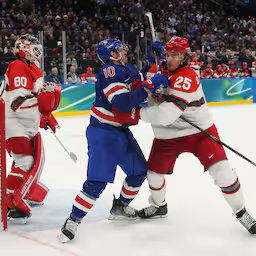 amerikaanse-ijshockeyers-kloppen-denemarken-in-beladen-duel-op-spelen.jpg