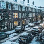 amsterdam-nederland-09-01-26-in-de-hoofddorppleinbuurt-dwarrelt-in-de-vroege-avond-sneeuw-neer-over.webp