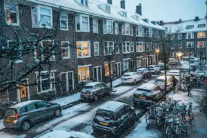 amsterdam-nederland-09-01-26-in-de-hoofddorppleinbuurt-dwarrelt-in-de-vroege-avond-sneeuw-neer-over.webp