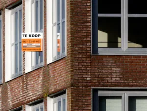 amsterdam-te-koop-borden-op-ijburg-in-amsterdam-anp-remko-de-waal.webp