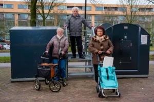 ar20260220-4300-maassluis-20-02-2026-ijzeren-trapjes-bij-afvalcontainers.webp