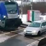 auto-wordt-geschept-door-twee-treinen-in-polen.jpg