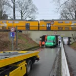 de-kleine-vrachtwagen-zorgde-voor-een-blokkade-van-de-weg.webp