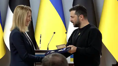de-oekraiense-president-volodymyr-zelensky-heeft-maandag-de-estlandse-premier-kaja-kallas-een-medail.webp