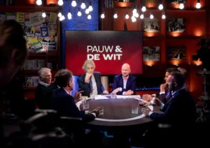 den-haag-presentatoren-jeroen-pauw-en-tim-de-wit-tijdens-de-uitzending-van-pauw-de-wit-waarin-lijstt.webp