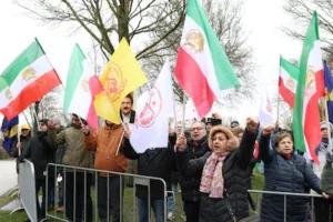 een-kleine-groep-mensen-bij-de-iraanse-ambassade-in-den-haag-om-te-demonstreren-tegen-het-iraanse-re.webp