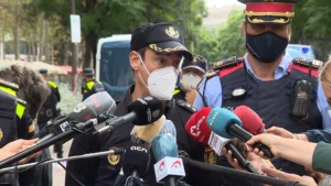 emilio-de-la-calle-explica-el-trabajo-de-la-policia-nacional-en-este-operativo-policial-del-raval.jp_.webp