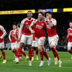 epa12769376-viktor-gyokeres-of-arsenal-c-celebrates-scoring-the-1-2-goal-with-his-teammates-during-t.webp