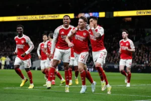 epa12769376-viktor-gyokeres-of-arsenal-c-celebrates-scoring-the-1-2-goal-with-his-teammates-during-t.webp