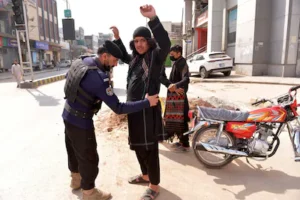 epaselect-epa12781217-pakistani-security-officials-check-people-and-vehicles-at-a-checkpoint-in-pesh.webp
