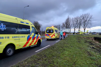 fietser-met-spoed-naar-het-ziekenhuis-na-ongeval-in-vuren.webp