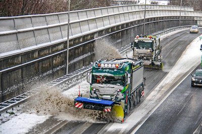 hardinxveld-giessendam-op-zaterdag-3-december-2026-zijn-sneeuwruimers-druk-bezig-geweest-om-de-rijks.jpeg