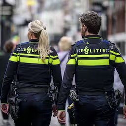 man-betast-vrouwen-in-breda-plast-in-politiebus-en-bijt-agent-in-zijn-hand.jpg