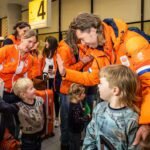 nederlandse-olympiers-bij-terugkeer-op-schiphol-onthaald-met-oranje-loper.jpg