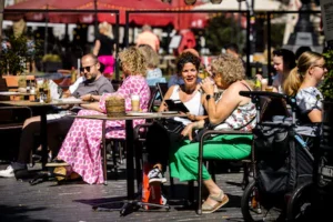 nijmegen-dagjesmensen-op-een-terras-in-nijmegen-met-het-zonnige-weer-trekken-veel-mensen-eropuit-in.webp