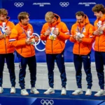 olympische-winterspelen-2026-milaan-cortina-de-mannen-relay-wint-goud-en-maken-een-vreugdesprong-op.webp