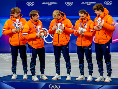 olympische-winterspelen-2026-milaan-cortina-de-mannen-relay-wint-goud-en-maken-een-vreugdesprong-op.webp