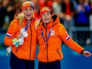 olympische-winterspelen-2026-milaan-cortina-femke-kok-als-olympisch-kampioene-met-zilveren-jutta-lee.jpeg