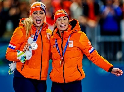 olympische-winterspelen-2026-milaan-cortina-femke-kok-als-olympisch-kampioene-met-zilveren-jutta-lee.jpeg