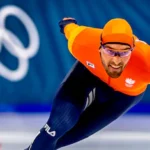 olympische-winterspelen-2026-milaan-cortina-kjeld-nuis-op-weg-naar-brons-met-op-de-achtergrond-winna.webp