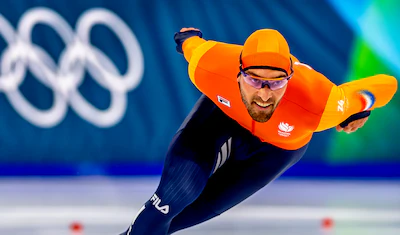 olympische-winterspelen-2026-milaan-cortina-kjeld-nuis-op-weg-naar-brons-met-op-de-achtergrond-winna.webp
