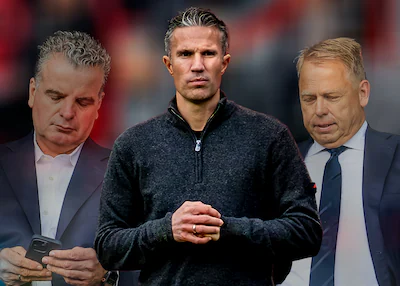 robin-van-persie-geflankeerd-door-dennis-te-kloese-en-pieter-smorenburg.webp
