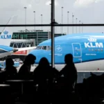 schiphol-passagiers-zitten-in-lounge-1-het-winkel-en-horecagebied-na-de-veiligheidscontrole-op-lucht.webp