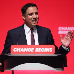 schotse-labour-leider-anas-sarwar-roept-starmer-op-te-vertrekken.jpg