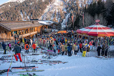 st-anton-am-arlberg-march-10-2022-large-group-of-skiers-waiting-outside-mooserwirt-outdoor-after-ski.webp
