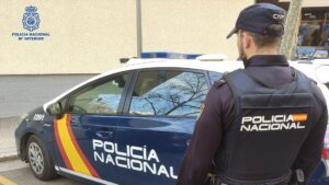 un-agente-de-la-policia-nacional-en-palma-junto-a-un-coche-policial.r_d.1117-375.jpeg