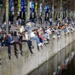 2026-02-25-15-40-04-den-haag-mensen-bij-de-hofvijver-het-is-de-eerste-officiele-lentedag-nadat-in-de.webp