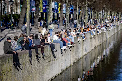 2026-02-25-15-40-04-den-haag-mensen-bij-de-hofvijver-het-is-de-eerste-officiele-lentedag-nadat-in-de.webp