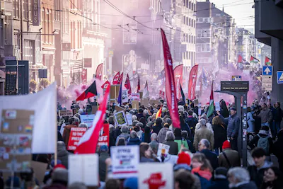 2026-03-21-15-23-36-amsterdam-deelnemers-aan-de-landelijke-demonstratie-tegen-discriminatie-racisme.webp