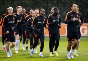 2026-03-24-12-07-09-zeist-jan-paul-van-hecke-jorrel-hato-brian-brobbey-en-virgil-van-dijk-tijdens-ee.webp