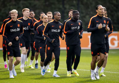 2026-03-24-12-07-09-zeist-jan-paul-van-hecke-jorrel-hato-brian-brobbey-en-virgil-van-dijk-tijdens-ee.webp